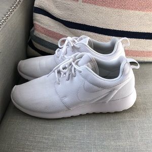 White Nike Roshe One Women’s size 8